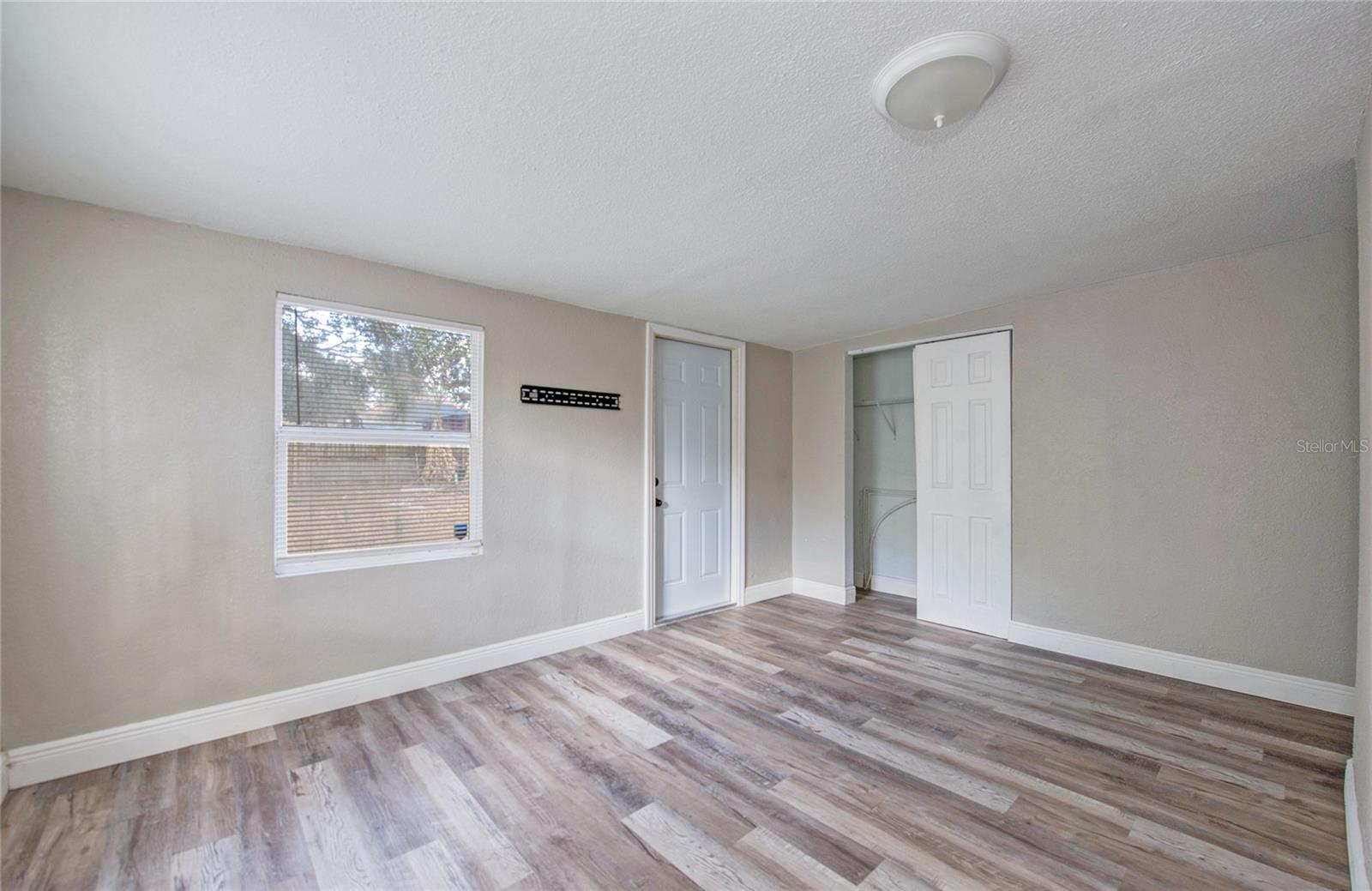 1516 E WATERS AVE — photo 15