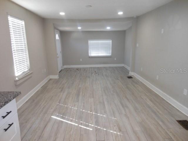 8421 N ORANGEVIEW AVE — photo 22