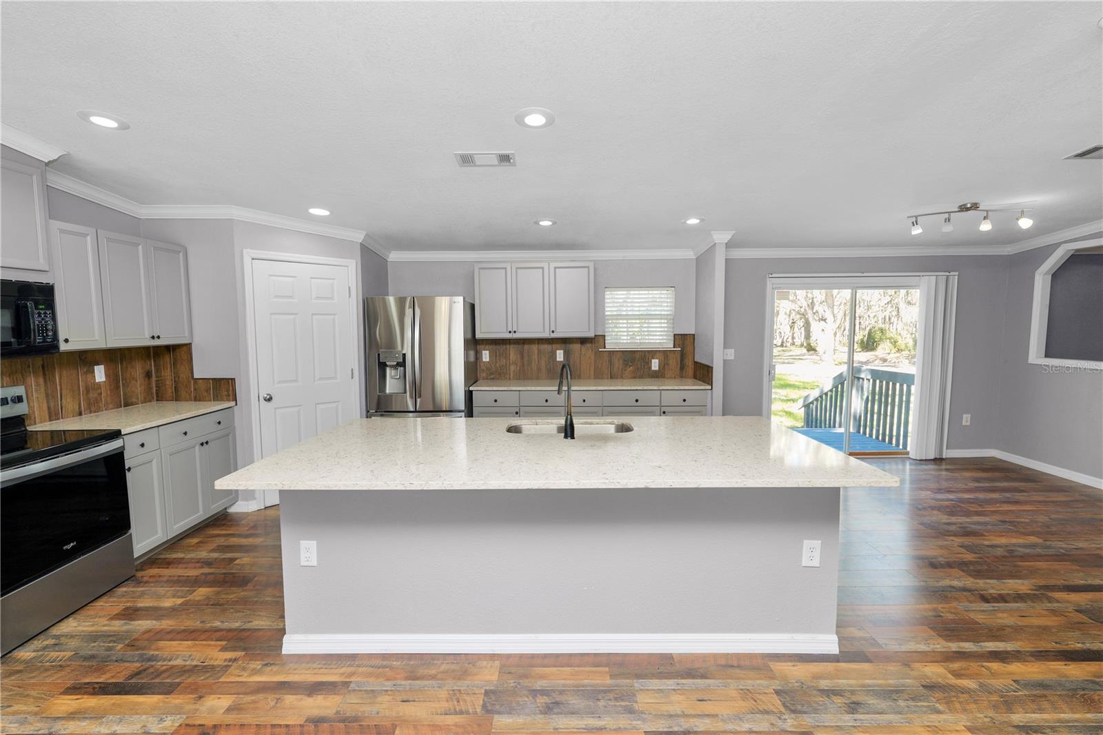 7405 SHOUPE RD — photo 10