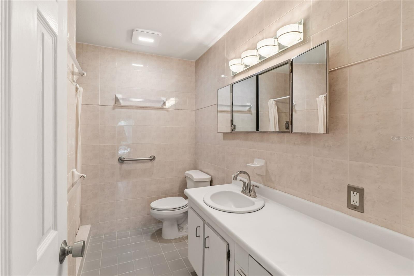 531 SUTTON PL — photo 12