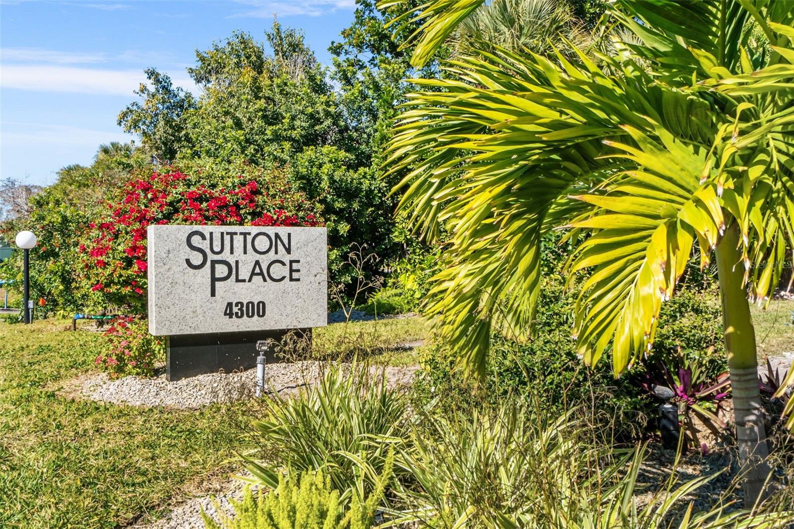531 SUTTON PL — photo 16