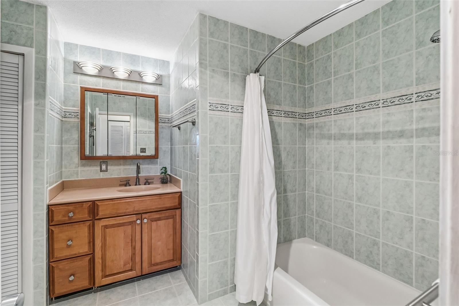 531 SUTTON PL — photo 15
