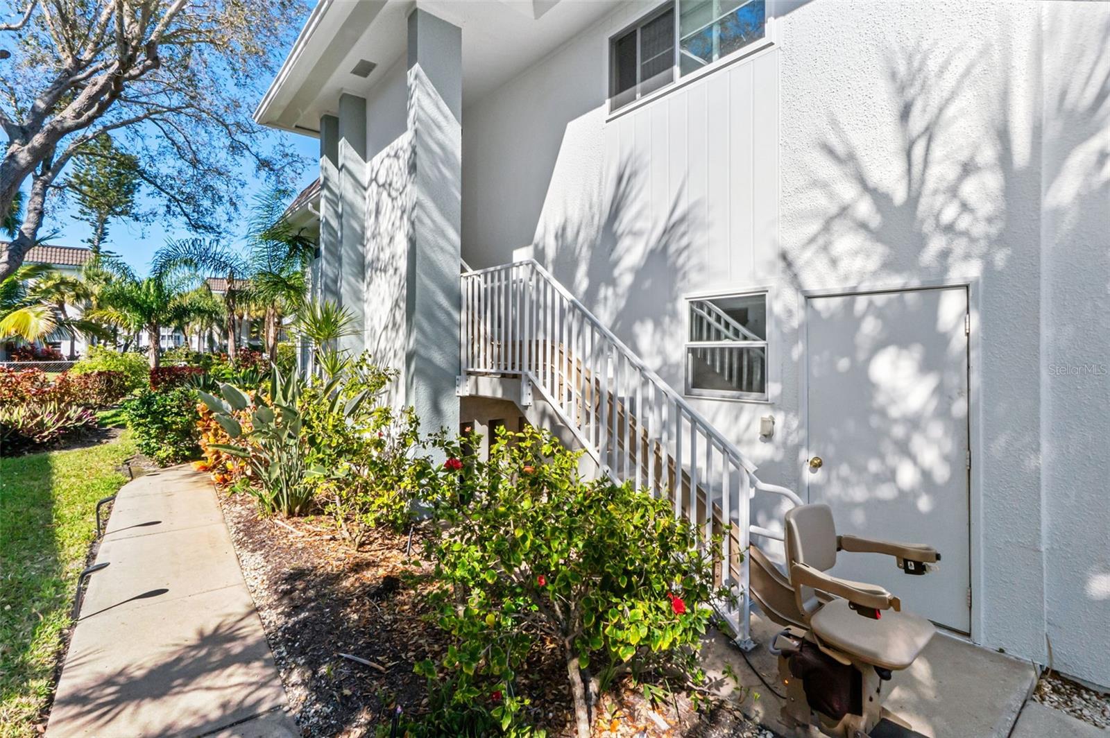 531 SUTTON PL — photo 3