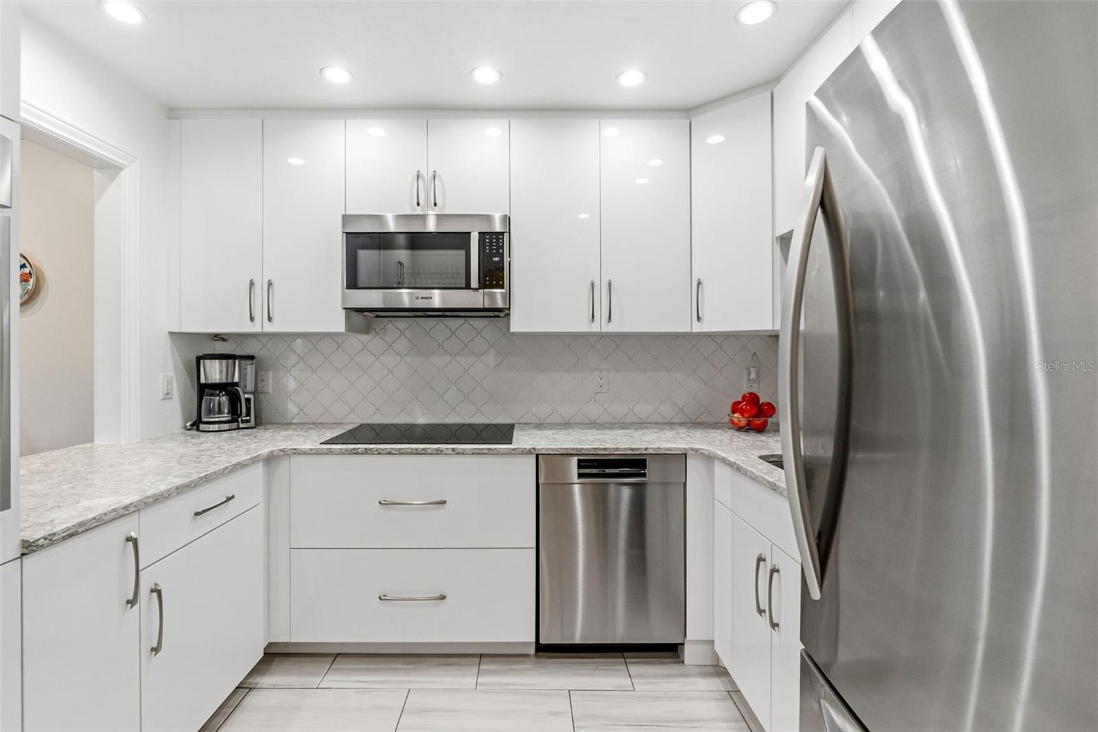 531 SUTTON PL — photo 8