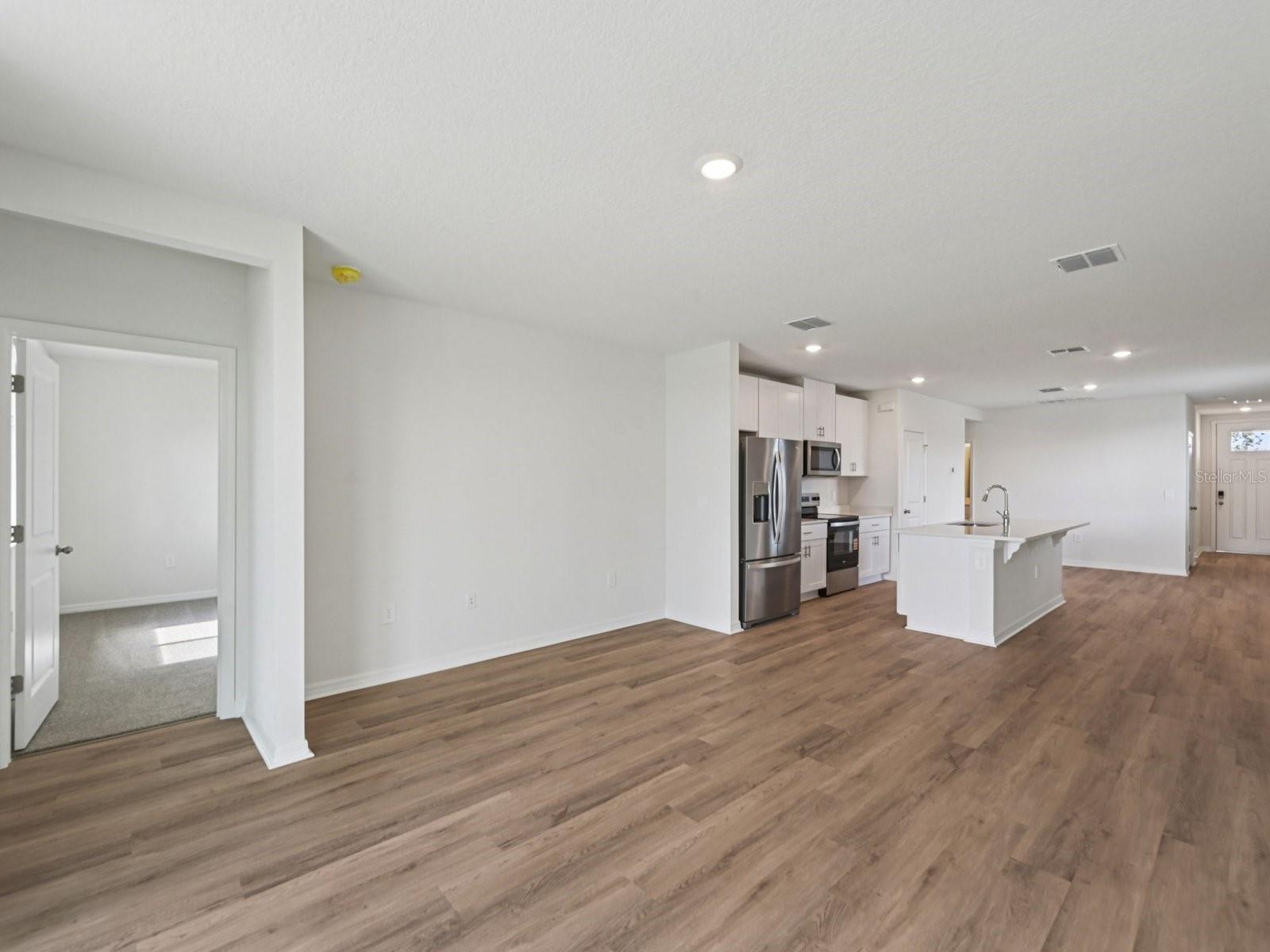 13617 SHELLMORE AVE — photo 2