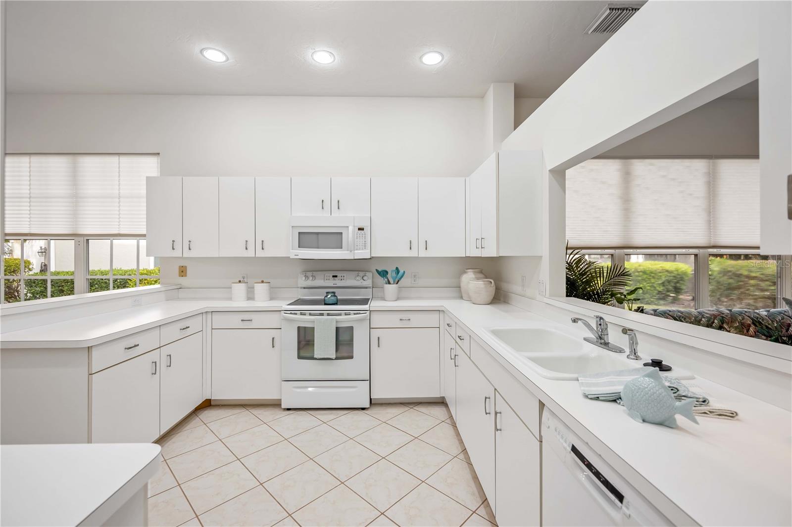 547 FALLBROOK DR — photo 11
