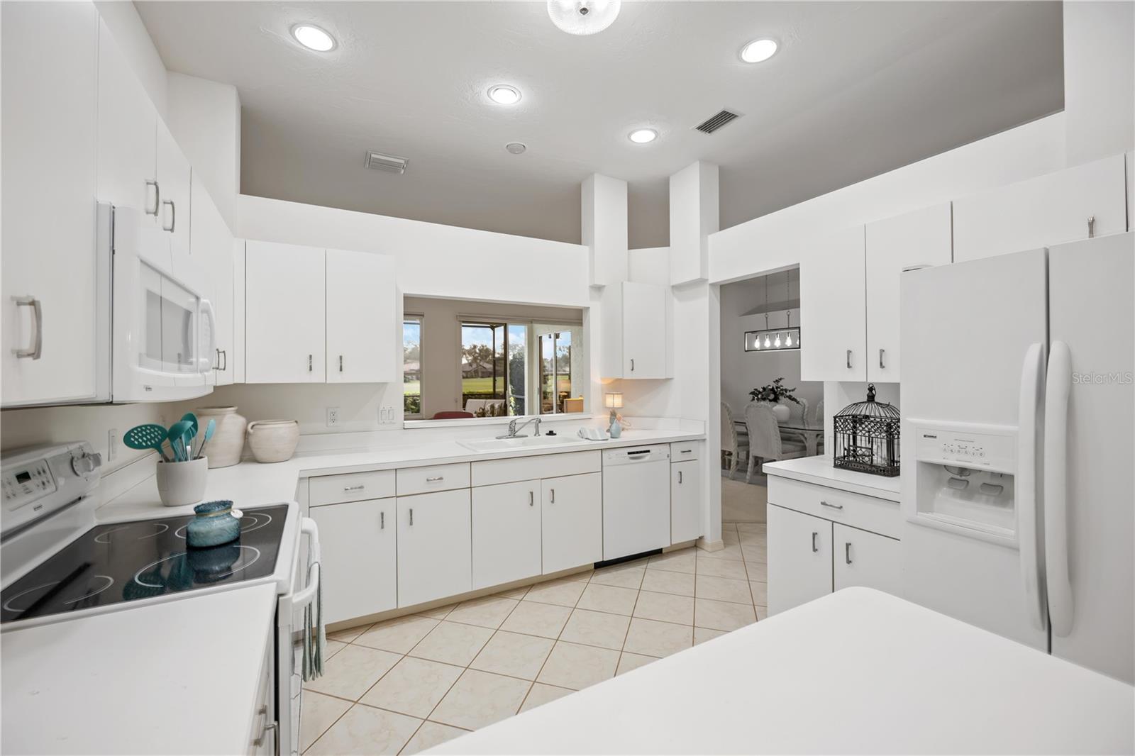 547 FALLBROOK DR — photo 2