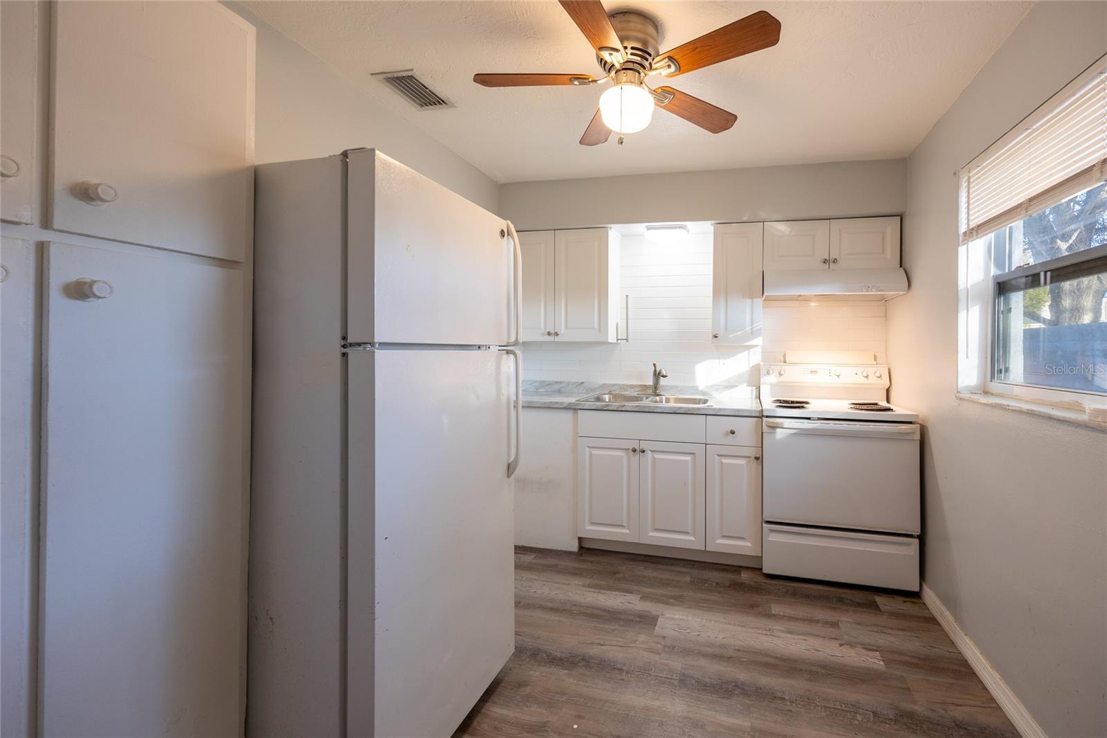 400 S METEOR AVE — photo 4