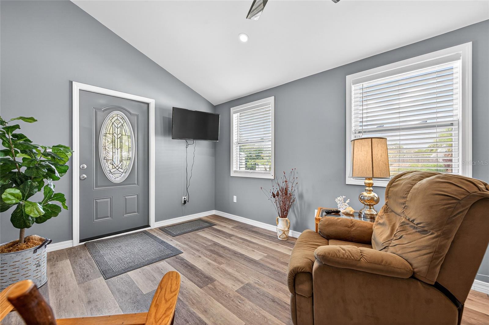 204 CROWN POINT DR — photo 15