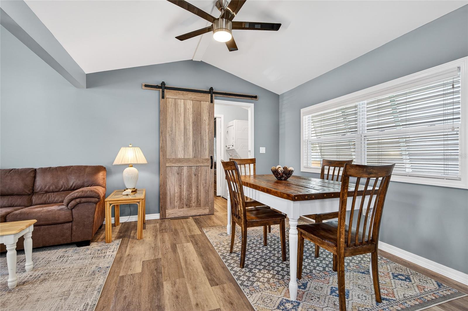 204 CROWN POINT DR — photo 17