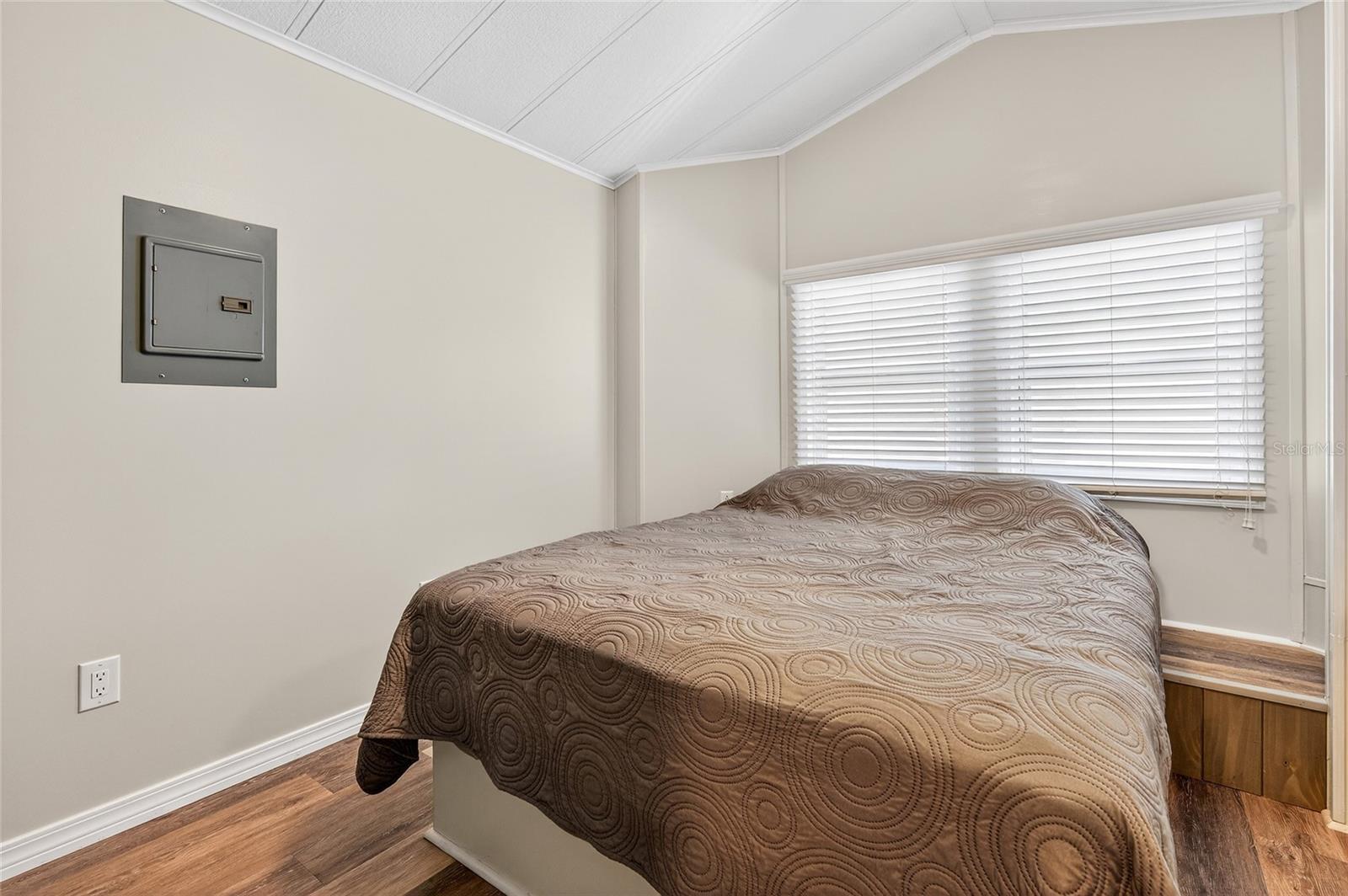 204 CROWN POINT DR — photo 28