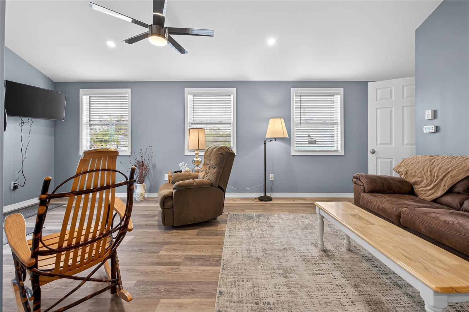 204 CROWN POINT DR — photo 8