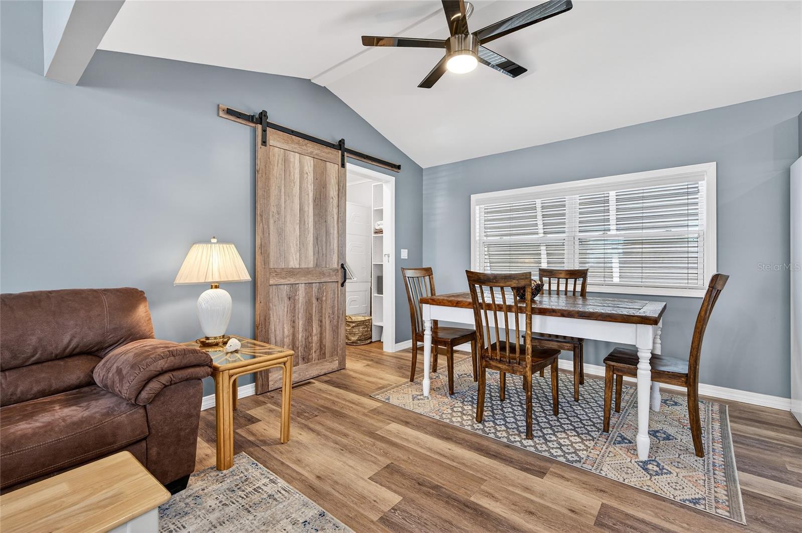 204 CROWN POINT DR — photo 3
