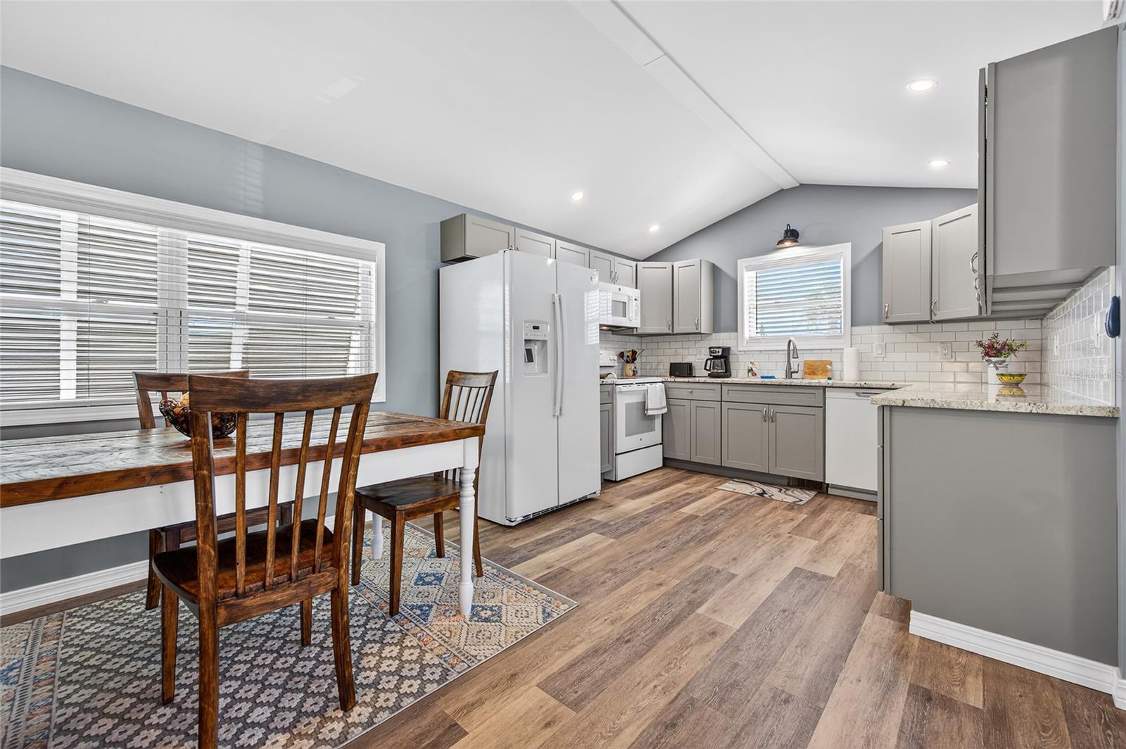 204 CROWN POINT DR — photo 4