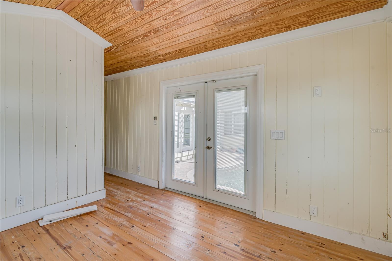 16029 REDINGTON DR — photo 27