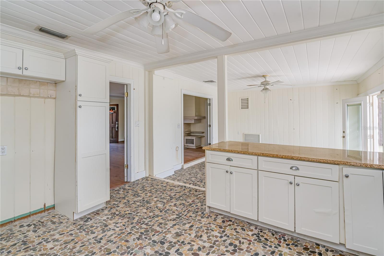 16029 REDINGTON DR — photo 21