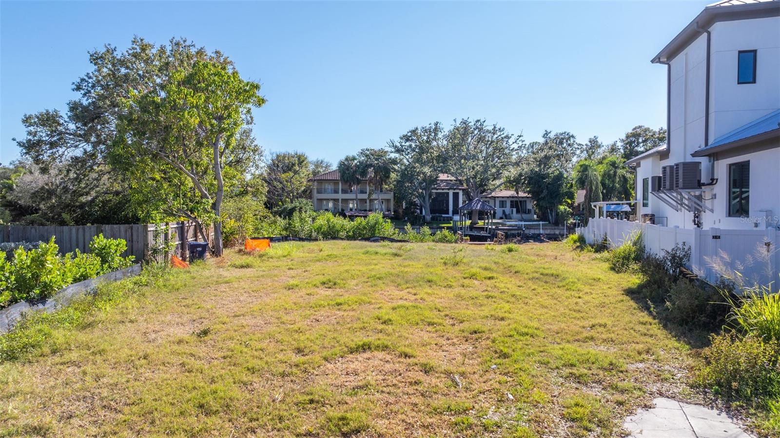 678 GENEVA PL — photo 9