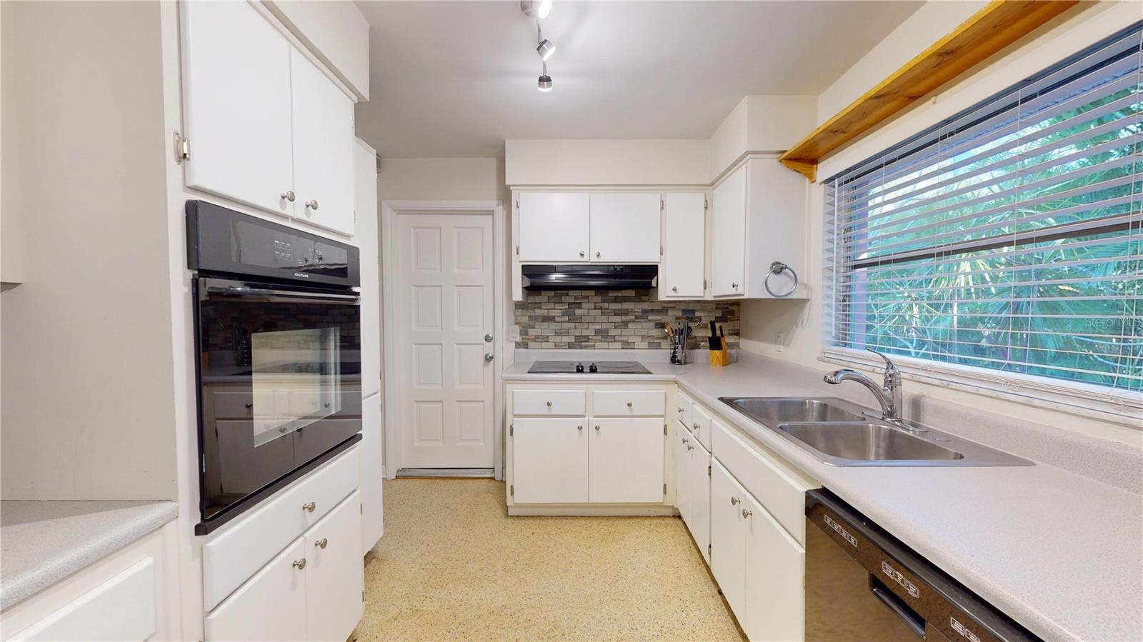 1546 BELLEAIR RD — photo 21