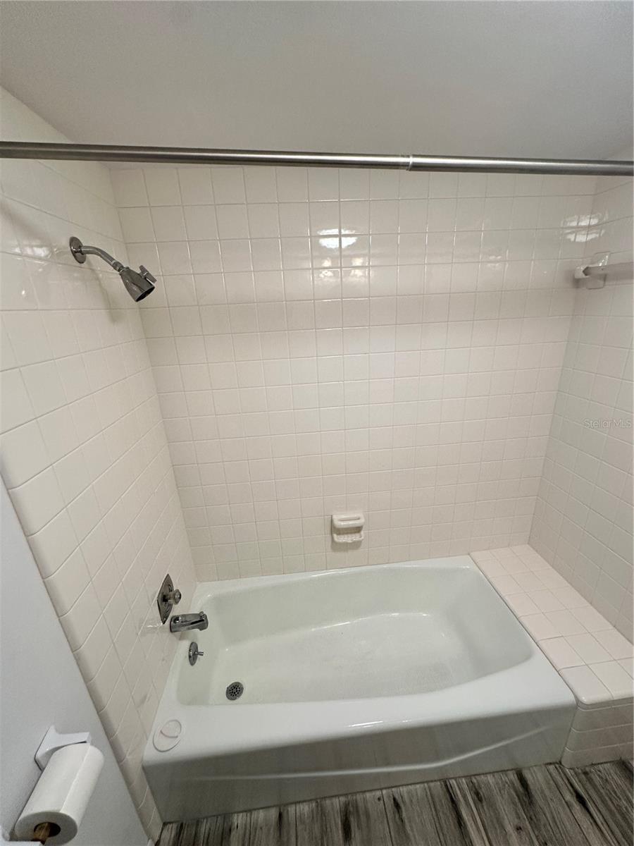645 WOODLAWN DR — photo 16