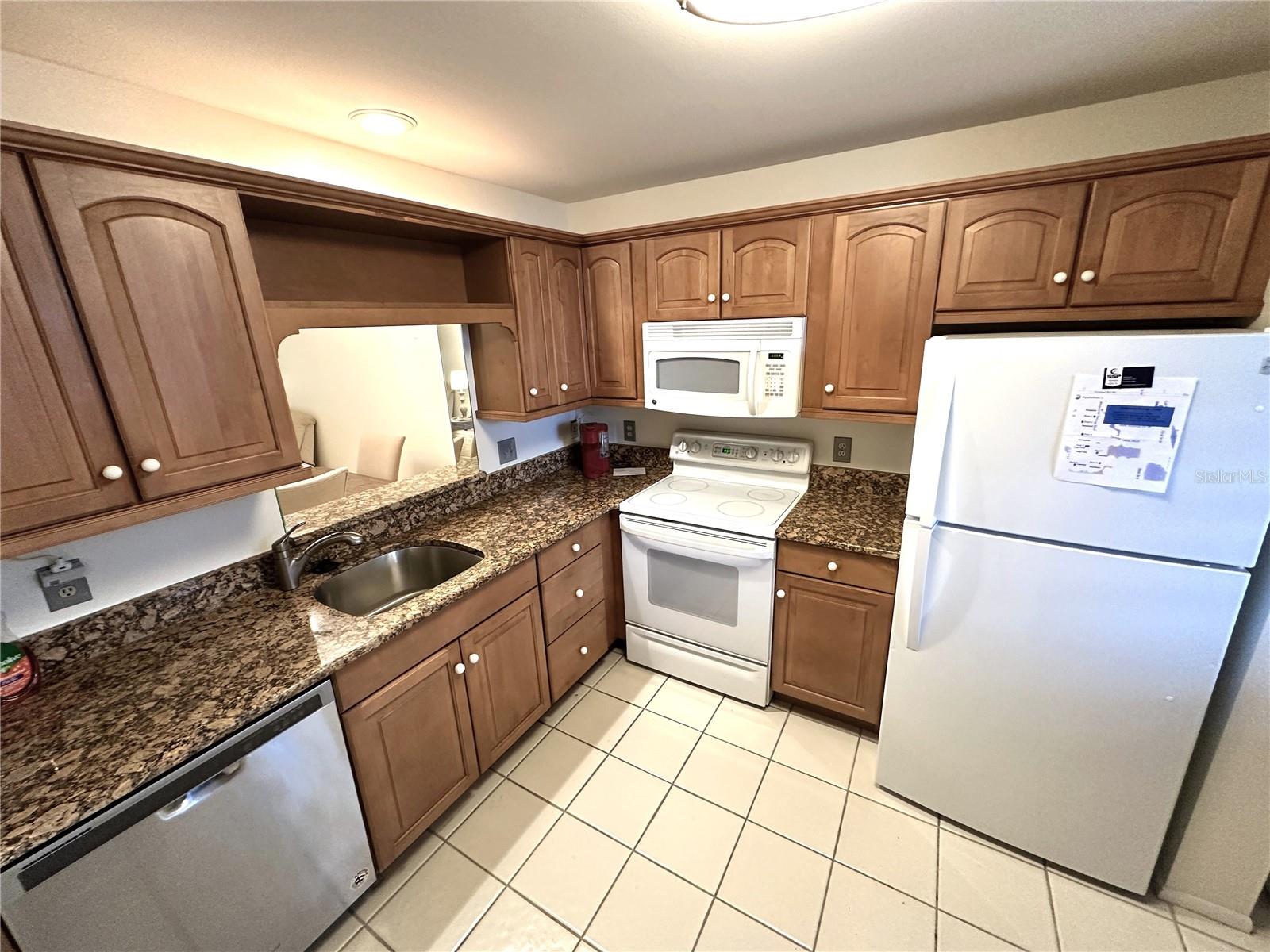 645 WOODLAWN DR — photo 2
