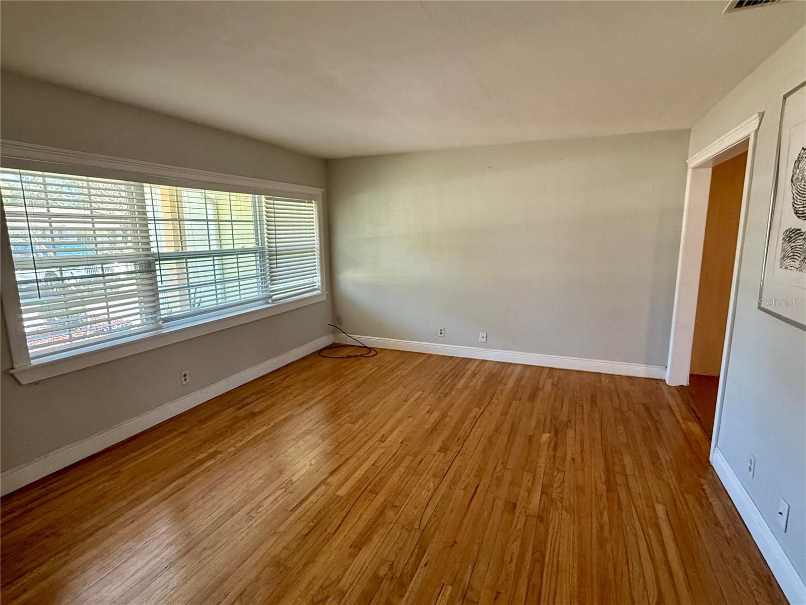 4313 S HUBERT AVE — photo 3