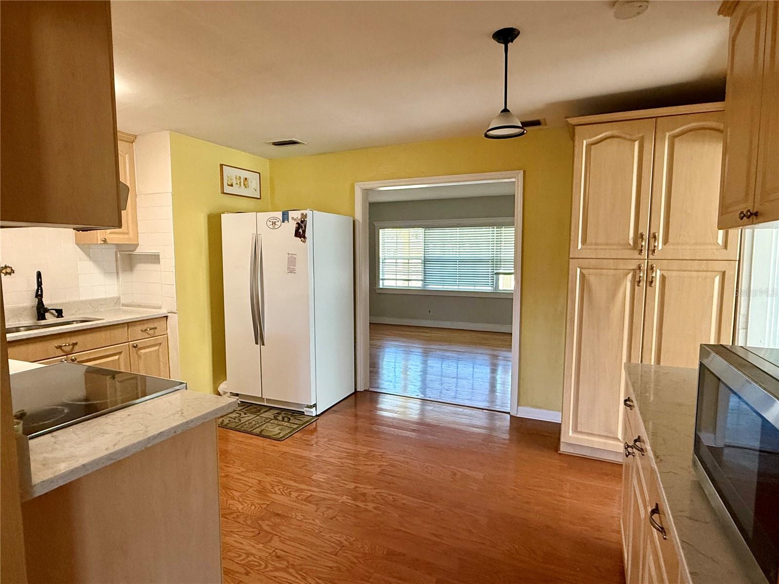 4313 S HUBERT AVE — photo 5