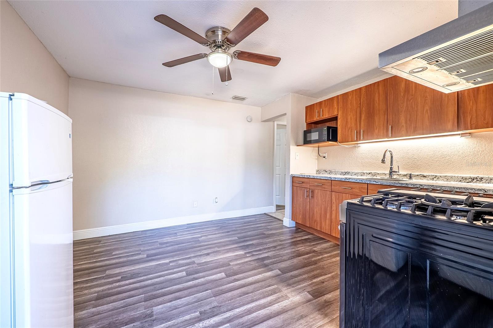 15912 ARMISTEAD LN — photo 37