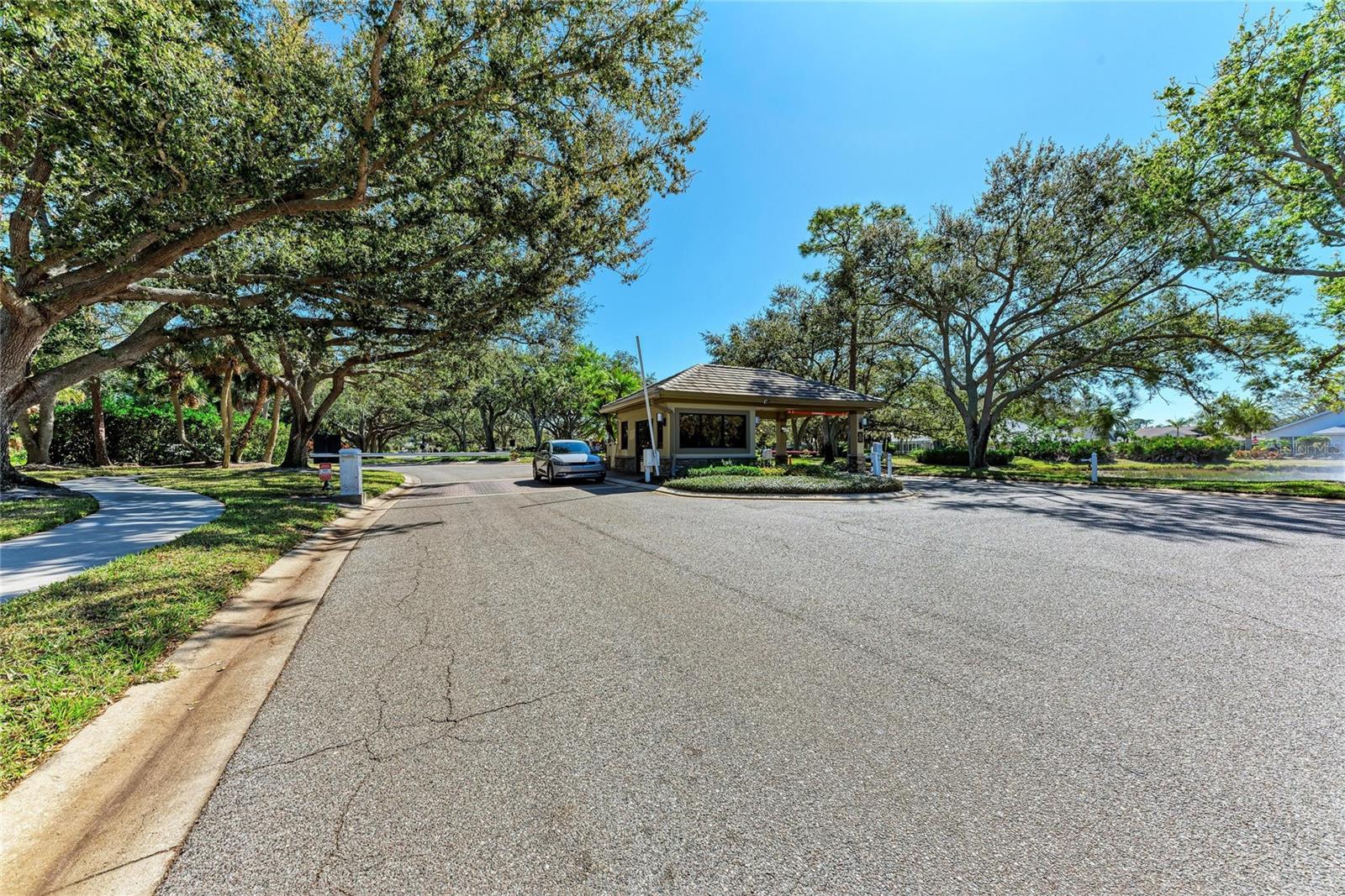 8383 CYPRESS HOLLOW DR — photo 55