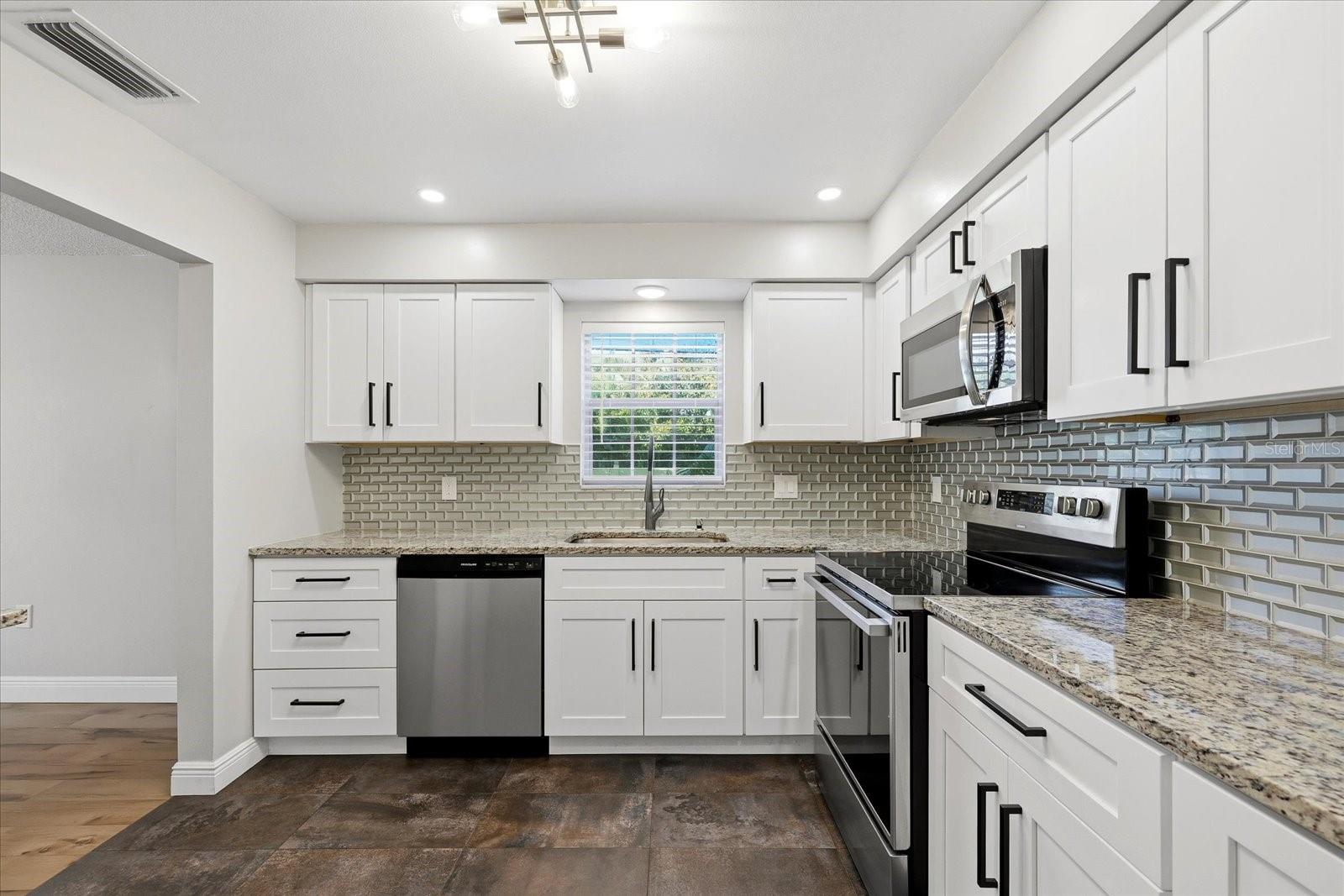 1706 BELLEAIR FOREST DR #128 — photo 2