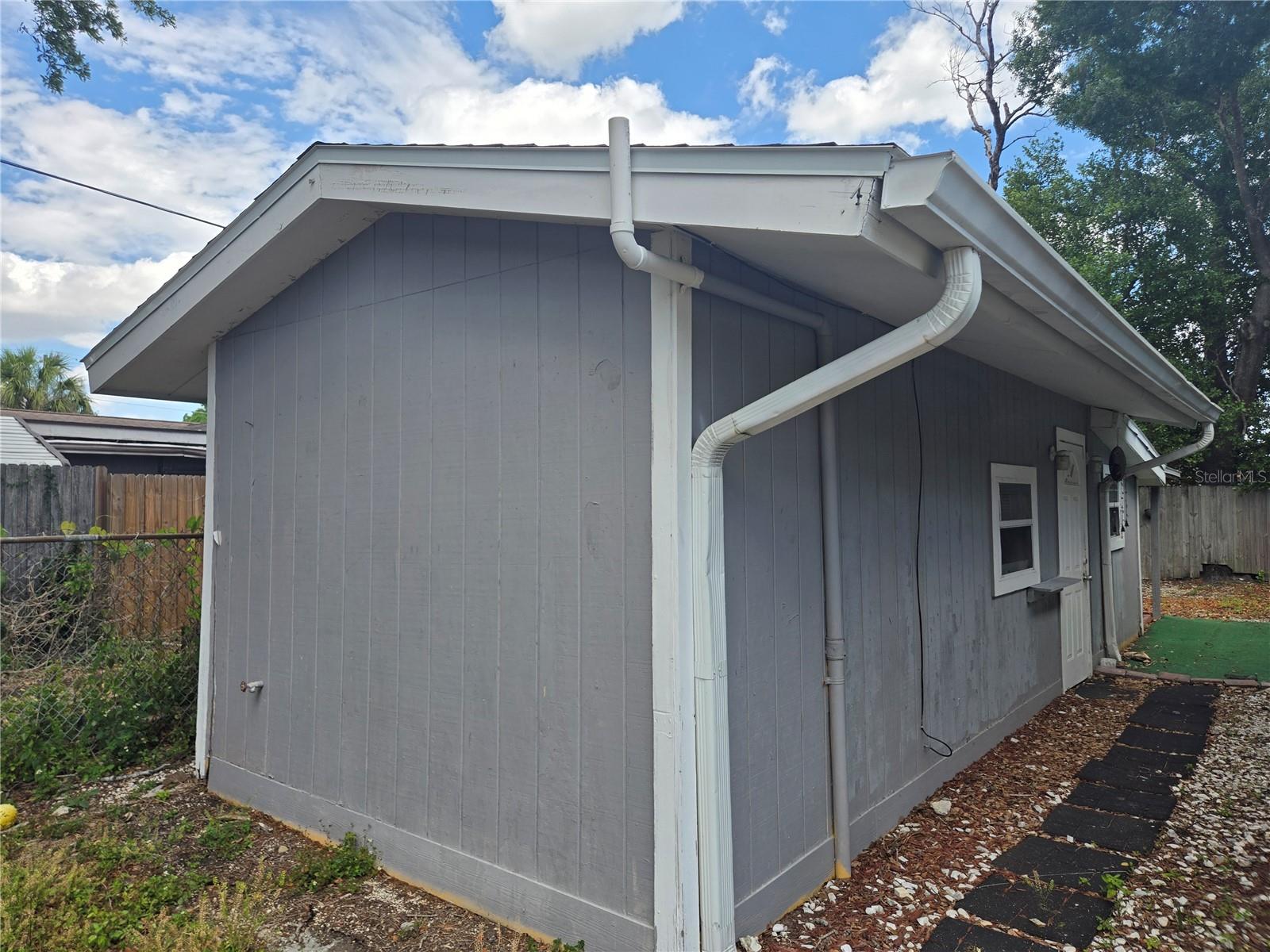 2921 W WALNUT ST — photo 2