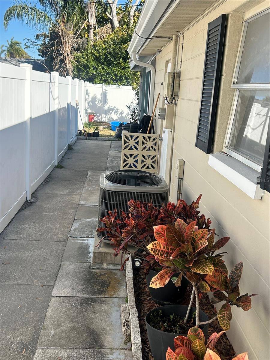 10824 INGLEWOOD AVE — photo 9