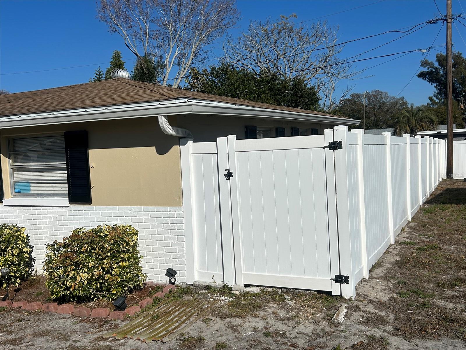 10824 INGLEWOOD AVE — photo 2