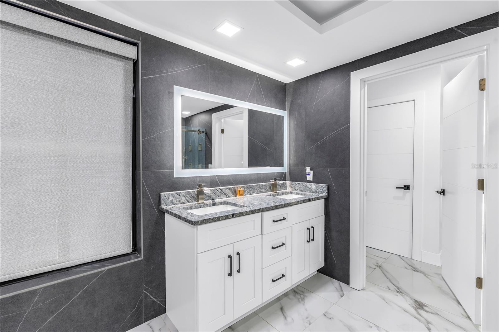 583 CRYSTAL DR — photo 37