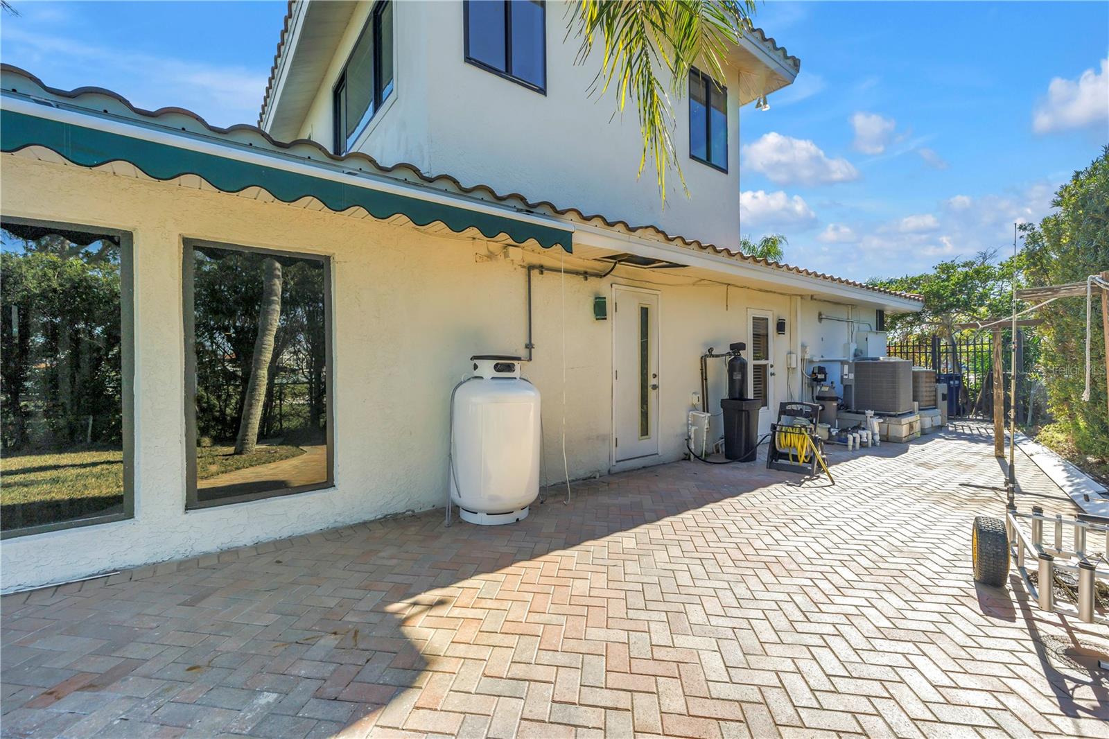 583 CRYSTAL DR — photo 74