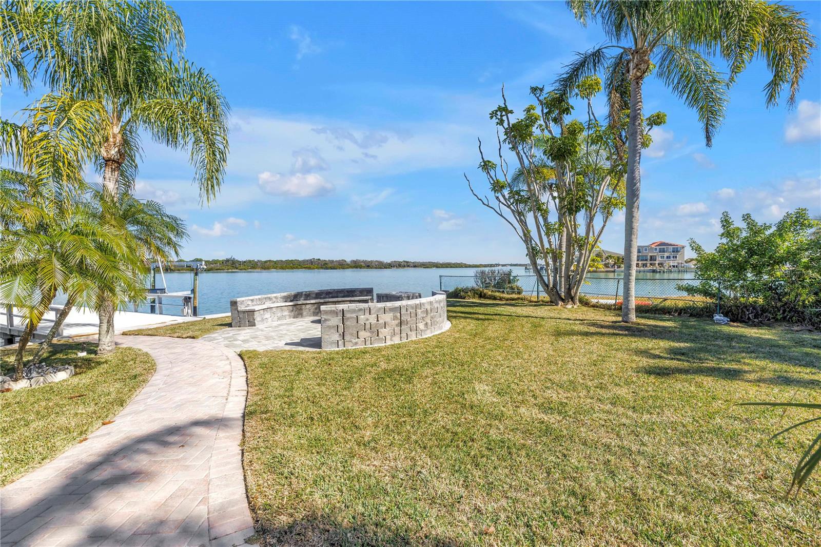 583 CRYSTAL DR — photo 70