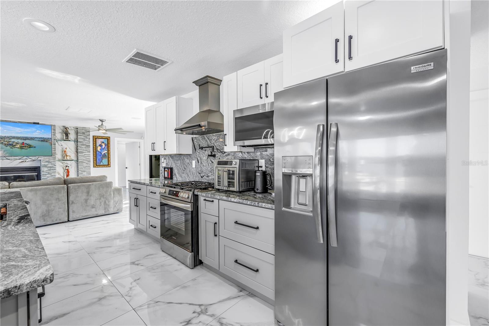 583 CRYSTAL DR — photo 20