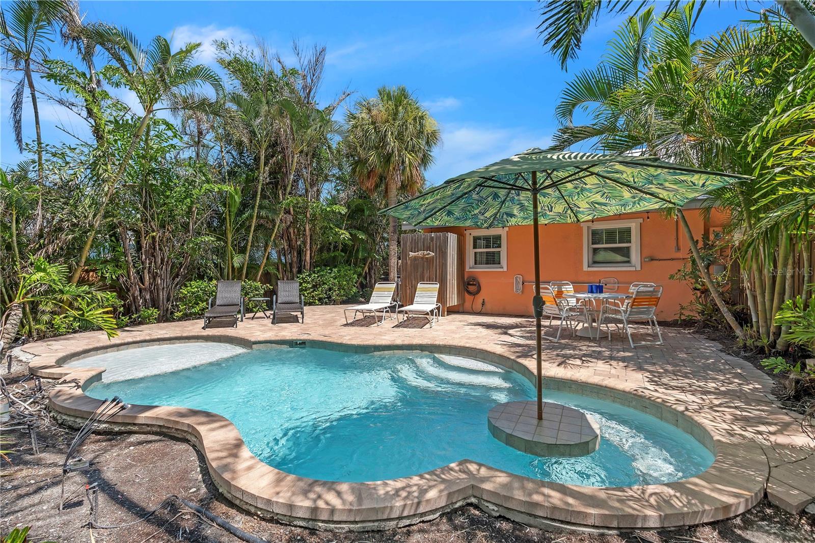 205 PEACOCK LN #A — photo 2