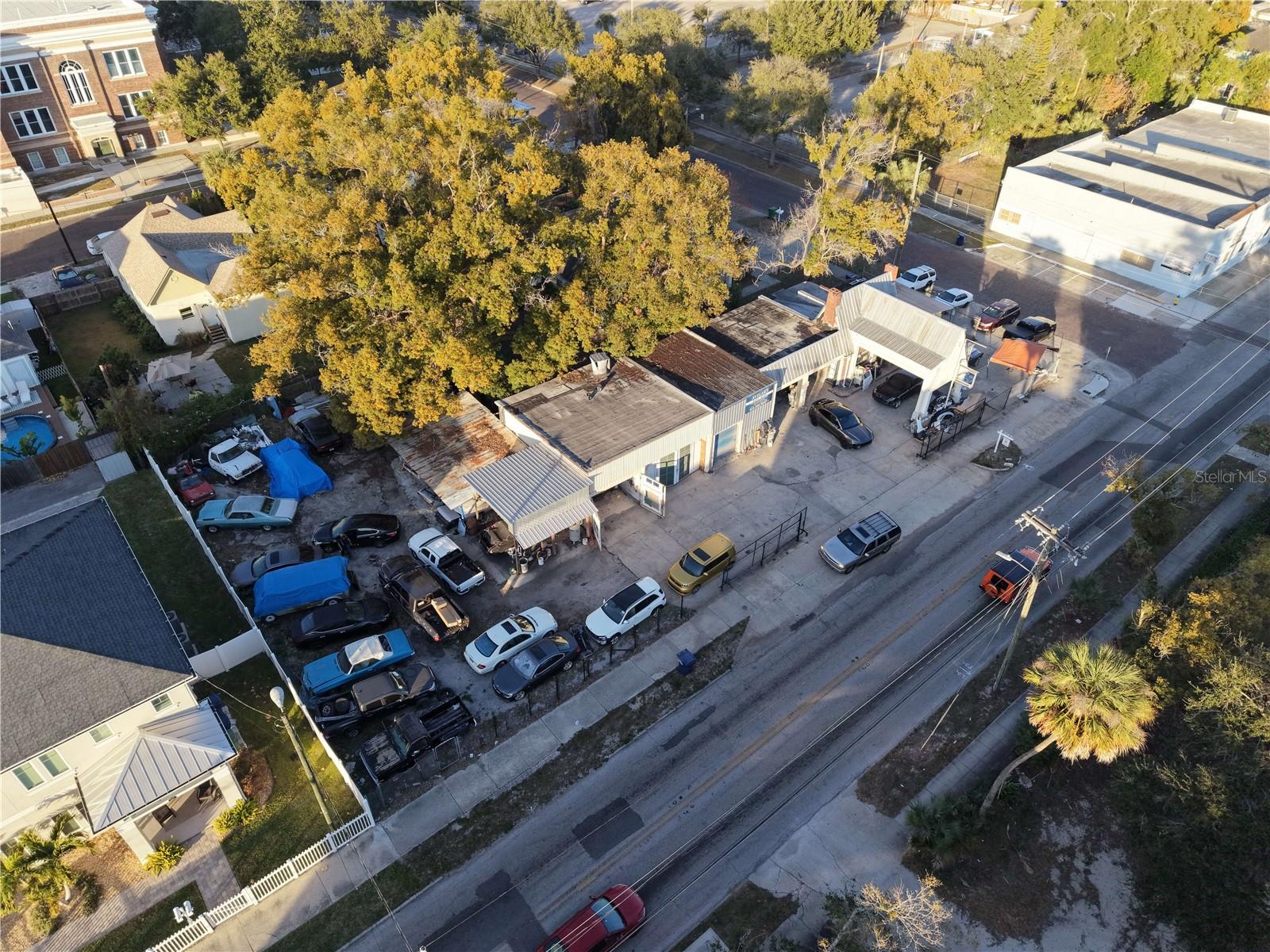 201 W COLUMBUS DR — photo 4
