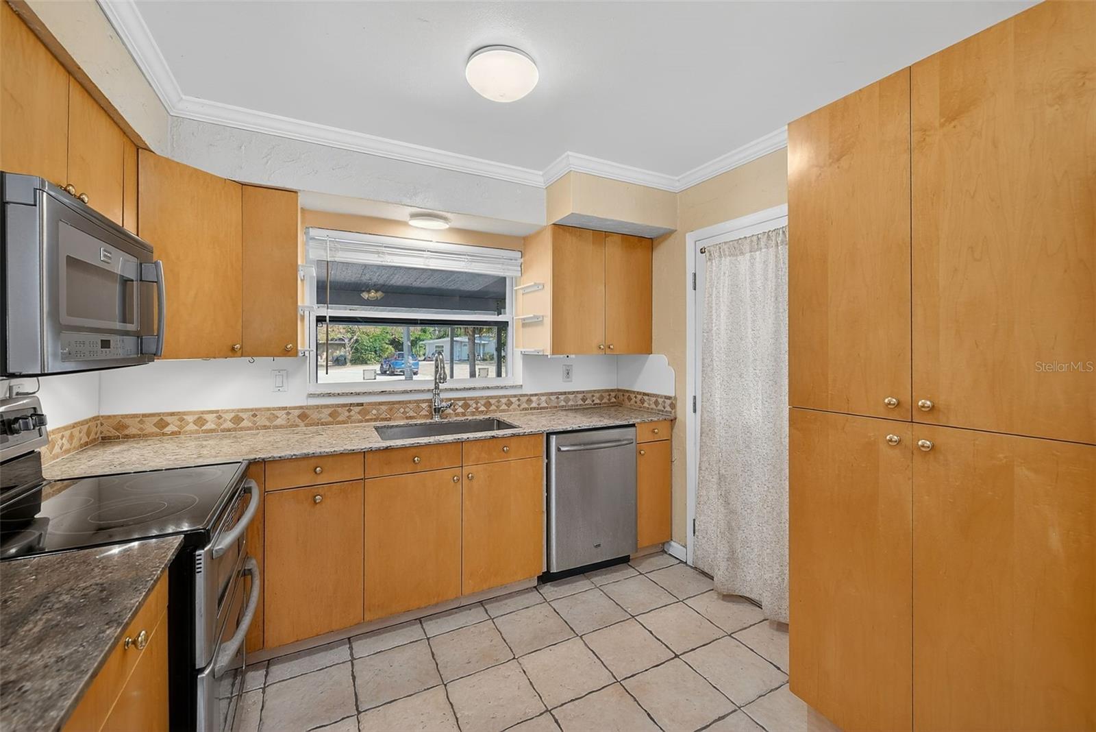 3946 OMEGA CIR — photo 10