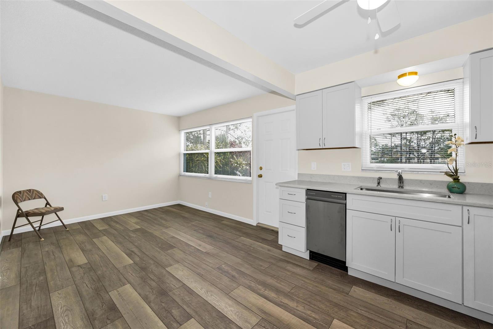 8315 BURGUNDY DR N #8315 — photo 4