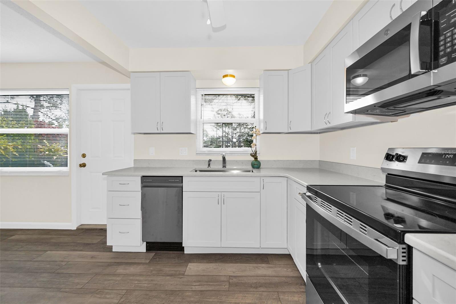 8315 BURGUNDY DR N #8315 — photo 3