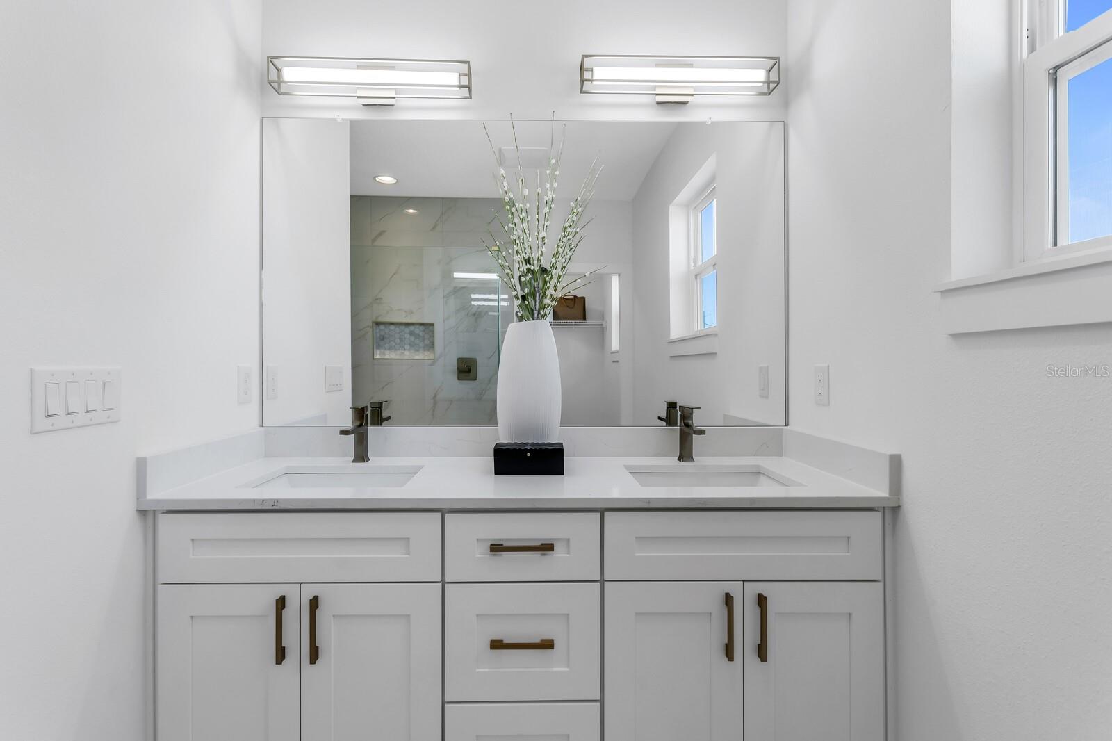 2138 W CHESTNUT ST — photo 30