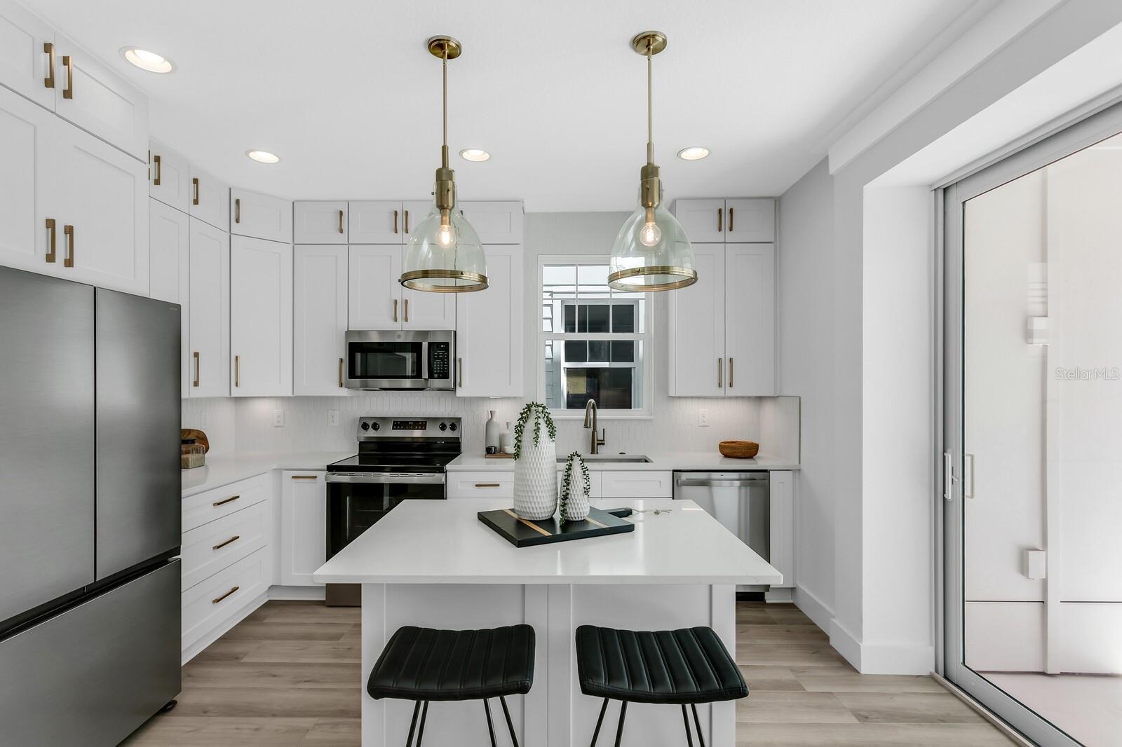2138 W CHESTNUT ST — photo 2