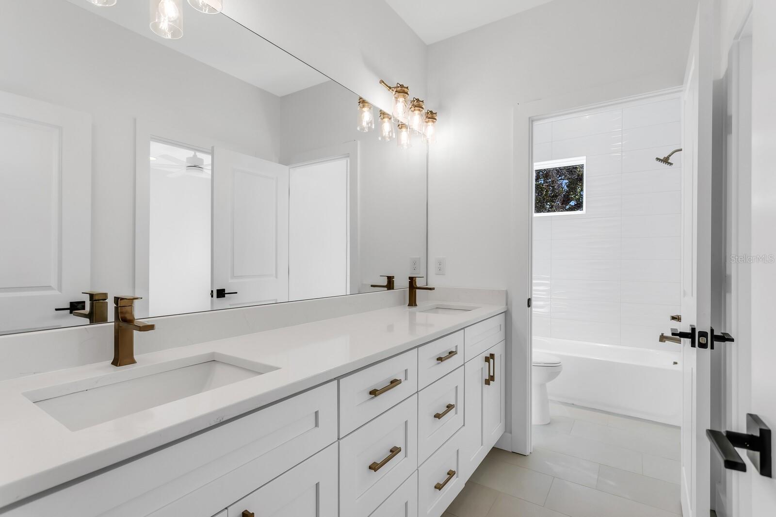 2138 W CHESTNUT ST — photo 35