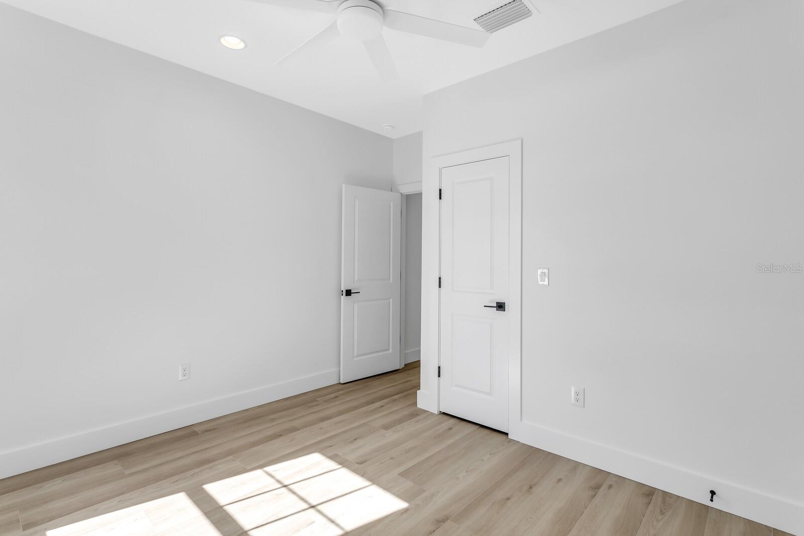 2138 W CHESTNUT ST — photo 32