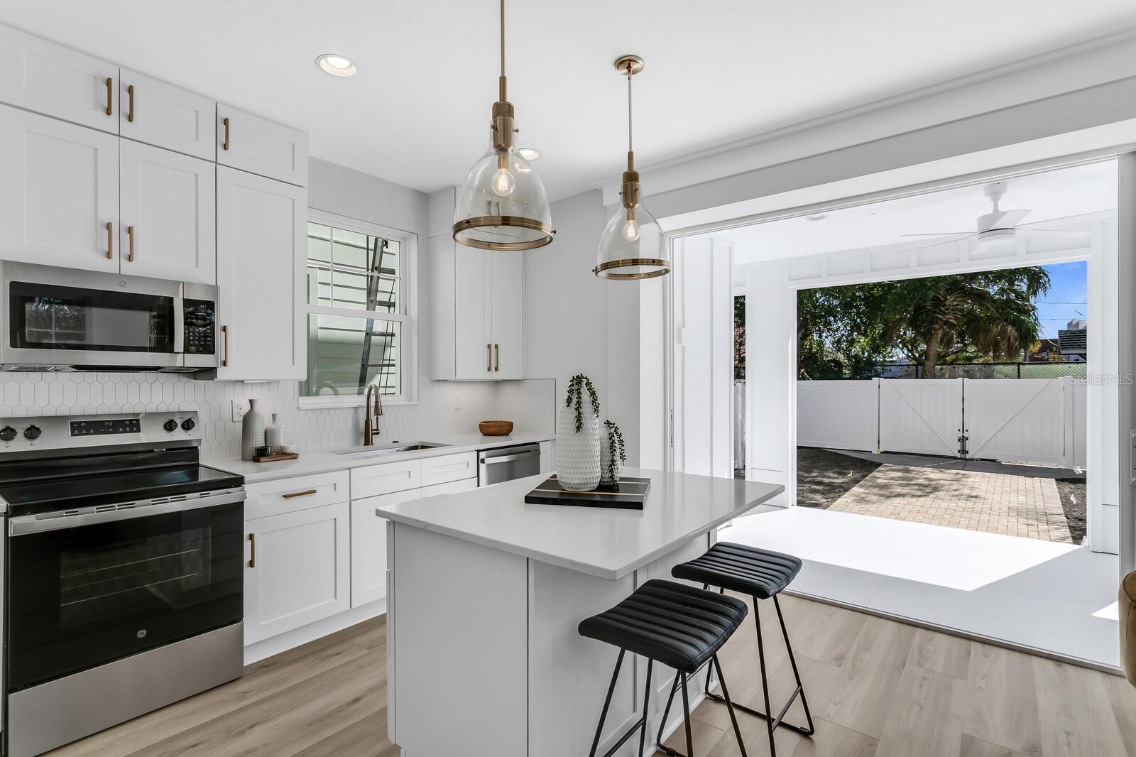 2138 W CHESTNUT ST — photo 4