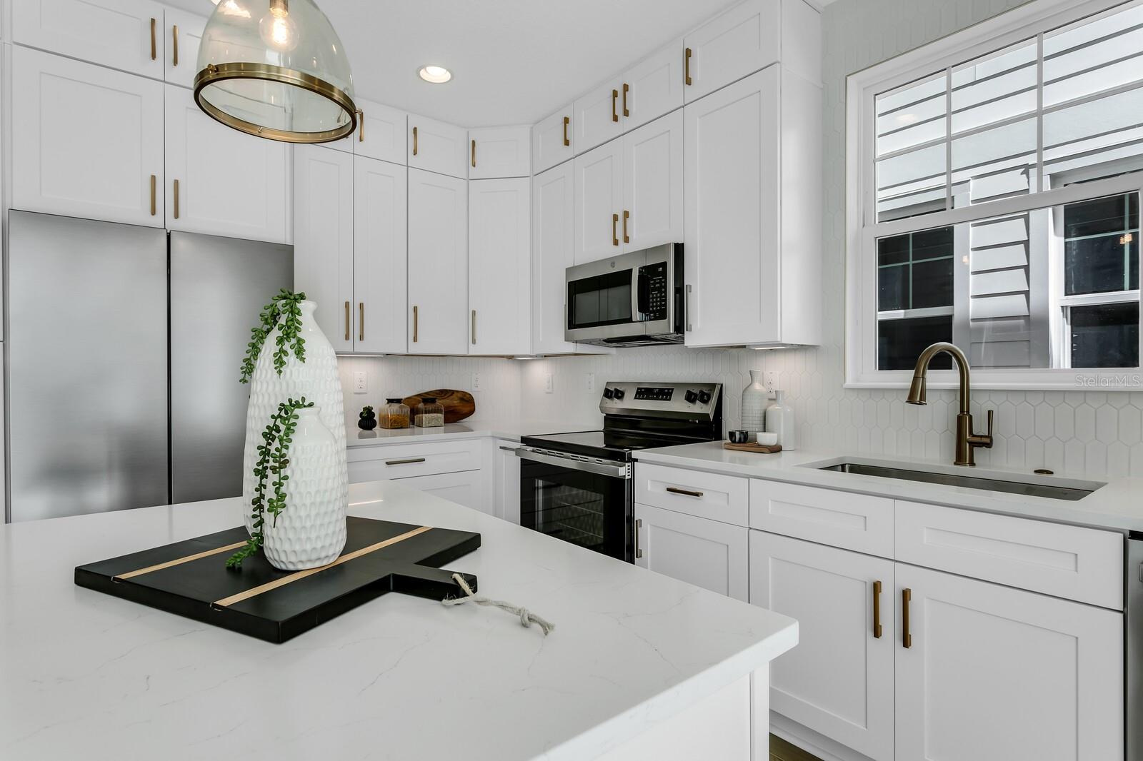 2138 W CHESTNUT ST — photo 8