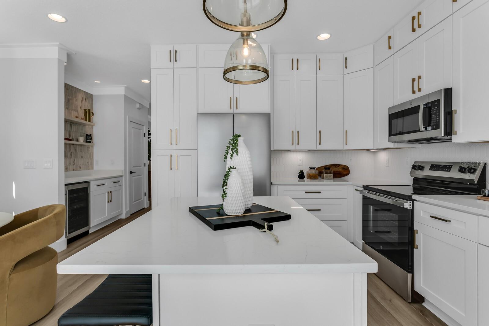 2138 W CHESTNUT ST — photo 3