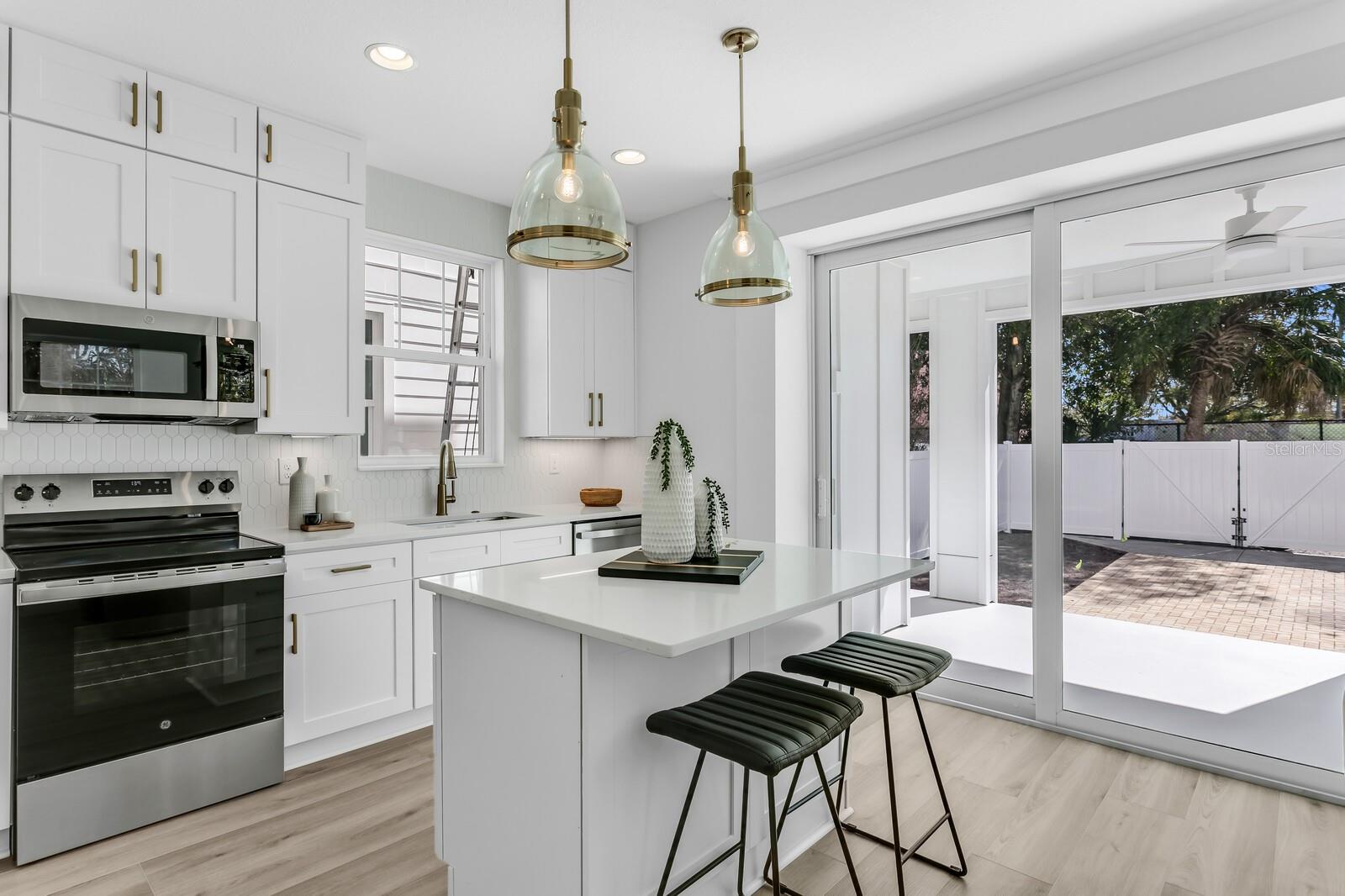 2138 W CHESTNUT ST — photo 9