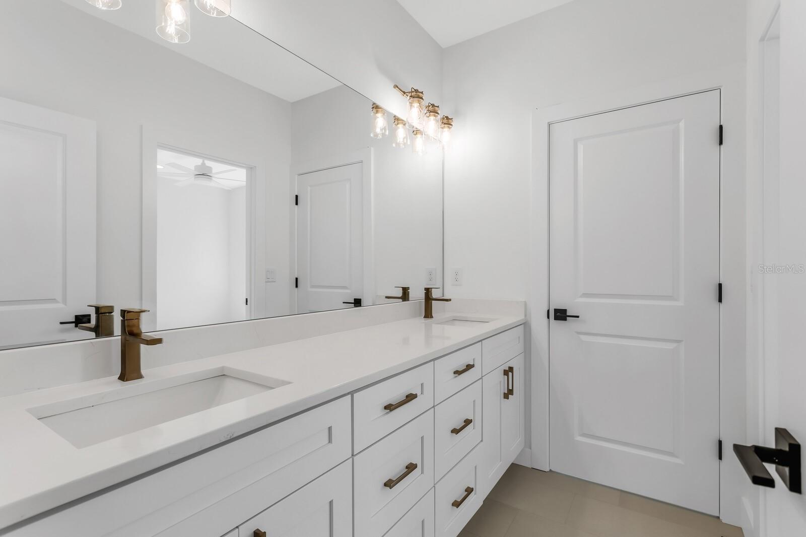 2138 W CHESTNUT ST — photo 36